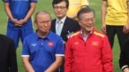 Huấn luyện viên bóng đá U23 của Việt Nam người Hàn Quốc Park Hang-seo (trái) và Tổng thống Hàn Quốc Moon Jae-in tại Liên đoàn bóng đá Việt Nam khi Tổng thống Moon đến thăm Việt Nam hôm 22/3/2018.