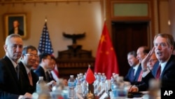 로버트 라이트하이저 미 무역대표부 대표(오른쪽 첫 번째)와 류허 중국 국무원 부총리(왼쪽 첫 번째)가 30일 백악관에서 무역협상을 하고 있다. 