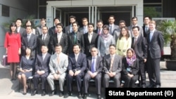 参加联合培训的阿富汗外交官在美国驻北京大使馆外合影