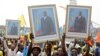 Les militants du président congolais Joseph Kabila, porte son portrait lors d'un meeting pro-gouvernement à Kinshasa, RDC, le 29 juillet 2016.