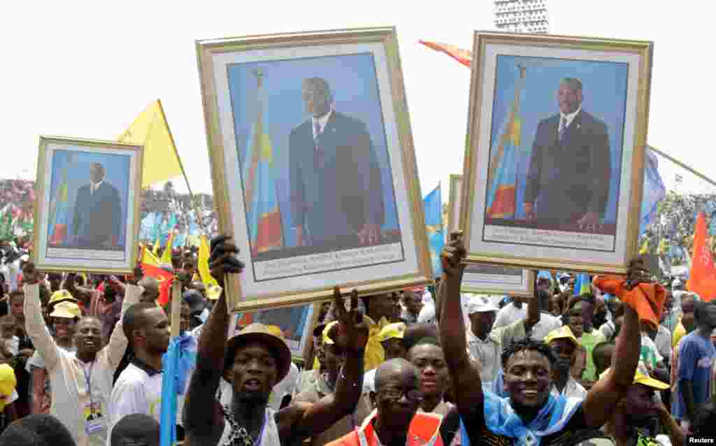 Les militants du président congolais Joseph Kabila, porte son portrait lors d'un meeting pro-gouvernement à Kinshasa, RDC, le 29 juillet 2016.