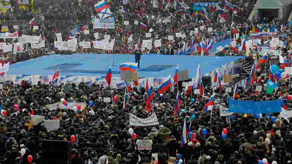 Russian Prime Minister Vladimir Putin, center, addresses a massive rally in his support at Luzhniki stadium in Moscow, Russia, Thursday, Feb. 23, 2012. (AP photo)
