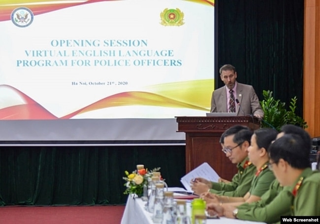 Ông Tom Lyons phát biểu tại lễ khai giảng khóa học dành cho cán bộ Công an Việt Nam. Photo Thời đại.