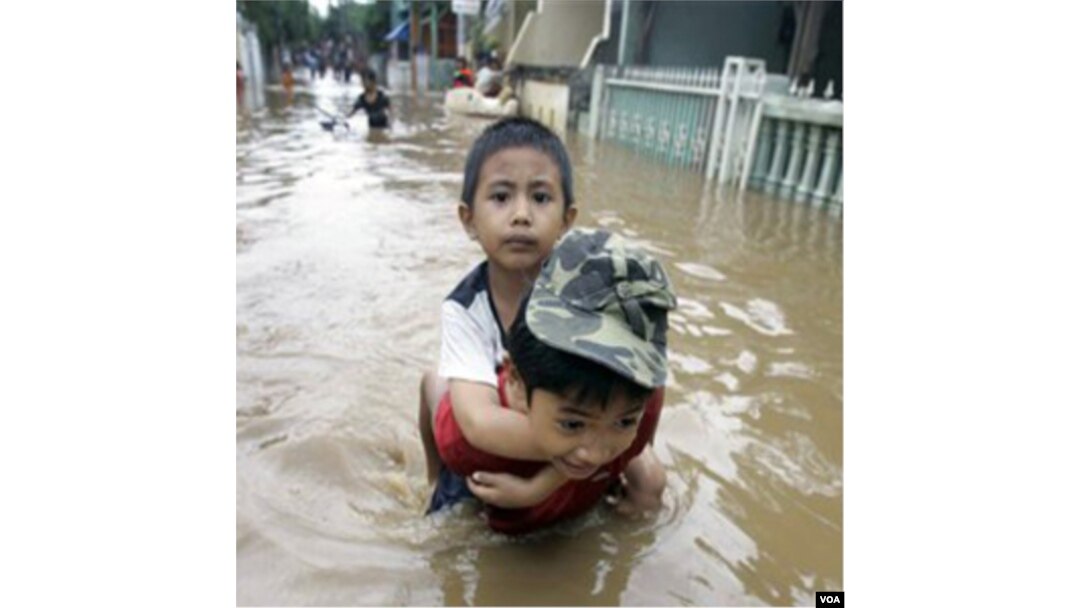 Selain jalan ambles dan krisis air bersih, banjir juga menjadi ancaman bagi Jakarta karena kerusakan lingkungan.