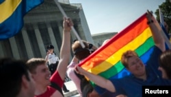 同性恋者在美国最高法院前集会，挥动旗帜（2013年6月）