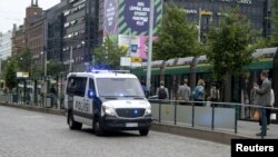 在图尔库发生刺伤事件后，芬兰警方在赫尔辛基市中心的街道上巡逻（2017年8月18日）。
