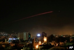 El cielo de Damasco iluminado por el fuego de misiles estadounidenses en diferentes partes de la capital siria, en las primeras horas del sábado 14 de abril de 2018.