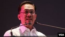 Pemimpin oposisi Malaysia, Anwar Ibrahim terancam hukuman 20 tahun penjara jika terbukti bersalah.