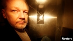 Le fondateur de WikiLeaks, Julian Assange, quitte le Southwark Crown Court après avoir été condamné à Londres, en Grande-Bretagne, le 1 er mai 2019.