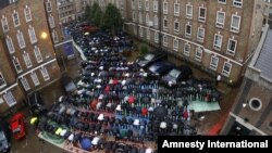 Muslim di London shalat Jumat di lapangan dekat pusat komunitas dan masjid BBC. (Foto: Dok)