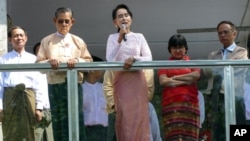 Shugabar jam'iyyar NLD Aung San Suu Kyi tana yiwa magoya bayanta jawabi