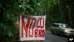 Sebuah tanda yang bertuliskan "tidak untuk hutan tanaman industri dan BRS" referensi untuk Bangun Rimba Sejahtera, perusahaan yang merupakan bagian ekspansi Asia Pulp & Paper di daerah tersebut, di pinggir jalan di Bangka Barat, 13 Juni 2017. (Foto: dok).