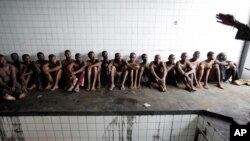 Des hommes mis en detention pour des raisons inconnues par les forces d'Alassane Ouattara, le 6 avril 2011