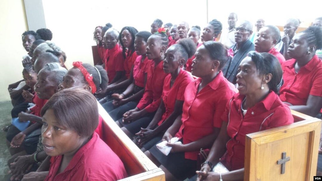 Graduates of the Adult Literacy program sing during their graduation ceremony, Feb. 11, 2018. (Photo: Esnal Sincere / VOA Creole)