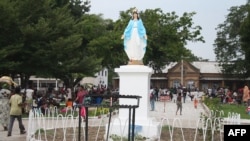 Bato libanda lya ndako ya Nzambe ya ba katoliko na Brazzaville, Congo, 5 mars 2012.