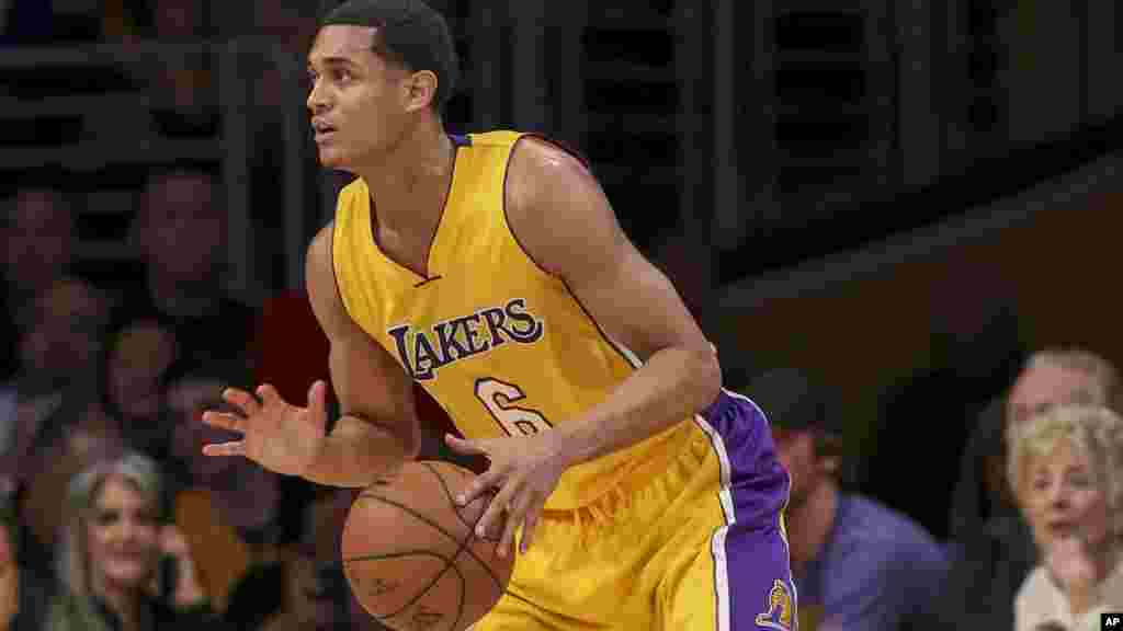 Placés aux commandes, Jordan Clarkson, Julius Randle et D'Angelo Russell ont enfin eu l'occasion de s'éclater. Los Angeles a battu l'équipe d'Orlando sur un score de 107 à 98.