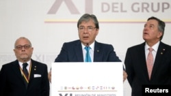 Menlu Colombia Carlos Holmes Trujillo membacakan pernyataan seusai pertemuan Kelompok Lima di Bogota, Colombia, 25 Februari 2019.