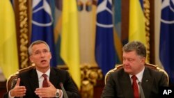 Generalni sekretar NATO Jens Stoltenberg i predsednik Ukrajine Petro Porošenko na sastanku u Kijevu, 22. septembra 2015.