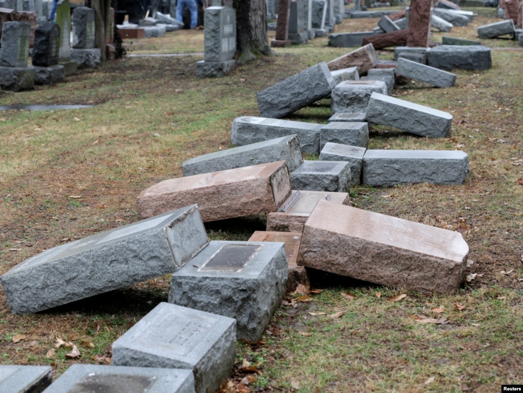 21일(현지시간) 미국 미주리주 세인트루이스 인근 유대인 묘지의 비석들이 쓰러진 채 방치돼 있다. 주말동안 이 곳에서 비석 170여개가 파손됐다.
