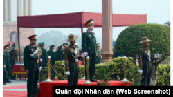 Thượng tướng Phan Văn Giang, thứ trưởng Bộ Quốc phòng Việt Nam, trong chuyến thăm Ấn Độ nhằm tăng cường quan hệ hợp tác quân đội 2 nước. Việt Nam gần đây đã thông báo cho Ấn Độ biết về các hoạt động gây căng thẳng trên Biển Đông của Trung Quốc.