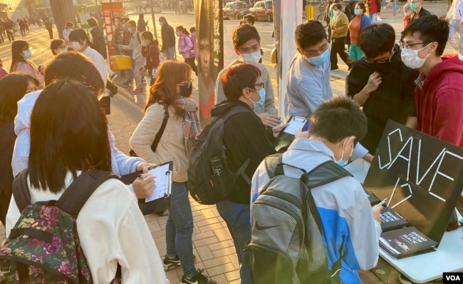 大批市民响应呼吁，在大围街站写圣诞卡向12港人送上祝福。 (美国之音/汤惠芸)