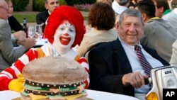 In this Aug. 21, 2008 file photo Big Mac creator Jim Delligatti, right, poses with a Big Mac birthday cake and Ronald McDonald at his 90th birthday party in Canonsburg, Pa.. (AP Photo/Gene J. Puskar/File)