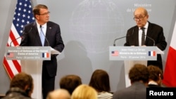 Menhan AS Ash Carter (kiri) dan Menhan Perancis Jean-Yves Le Drian dalam konferensi pers bersama usai pertemuan di Paris, Rabu (20/1). 