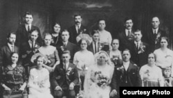 Батько й матір Джека на весіллі - Іван Палагнюк (найвищий чоловік на фото) та його Анна Ґрам’як-Палагнюк, що стоїть ліворуч від нього