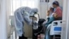 На фото: медпрацівник у мобільному госпіталі у Південній Африці під час пандемії COVID-19