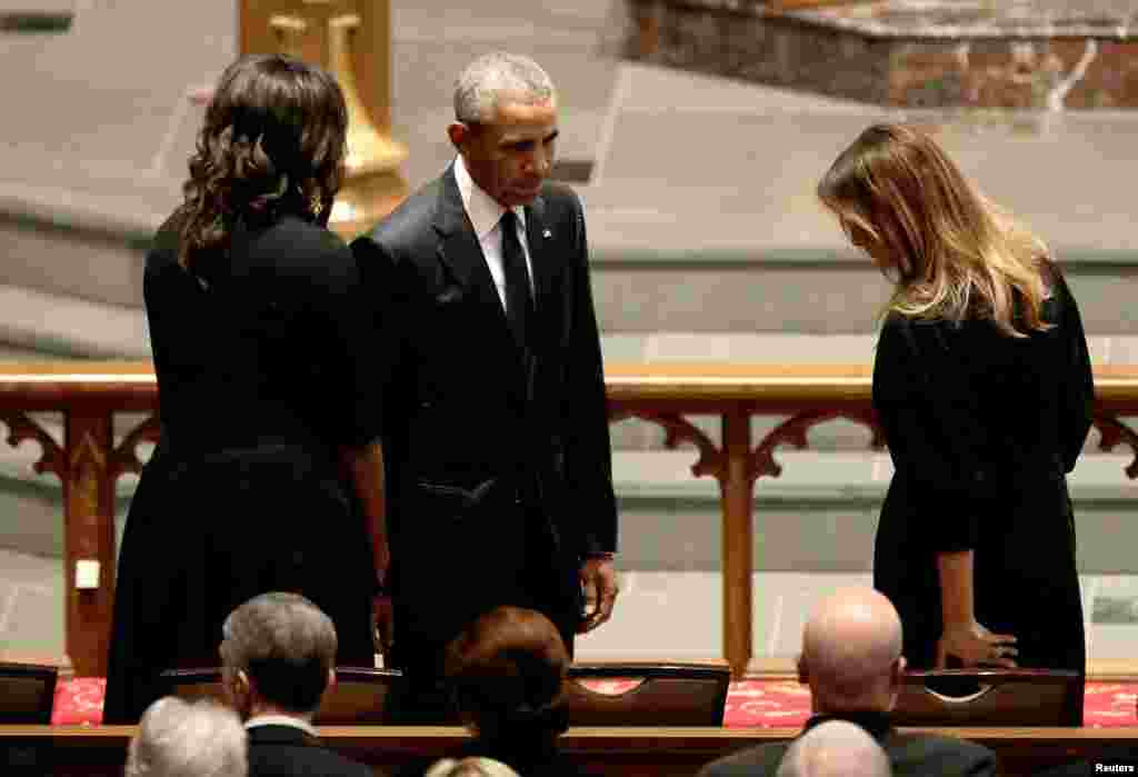 L'ex-président Barack Obama et l'ancienne première dame Michelle Obama rendent un dernier hommage à la première dame Melania Trump à l'église épiscopale de St. Martin, Houston, Texas, 21 avril 2018. 