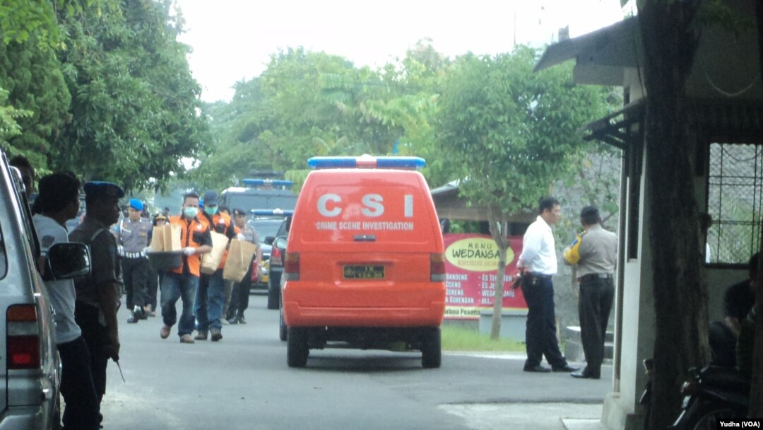 Polisi mengangkut barang bukti dari rumah kontrakan tersangka teroris di Solo (Foto: VOA/Yudha)