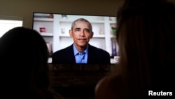 Rais mstaafu Barack Obama akiwahutubia wahitimu wa Shule za Sekondari Marekani kupitia mitandao ya jamii ikiwa ni njia mbadala ya utamaduni wa sherehe za kumaliza masomo,Mei 16, 2020. (Foto: Reuters)