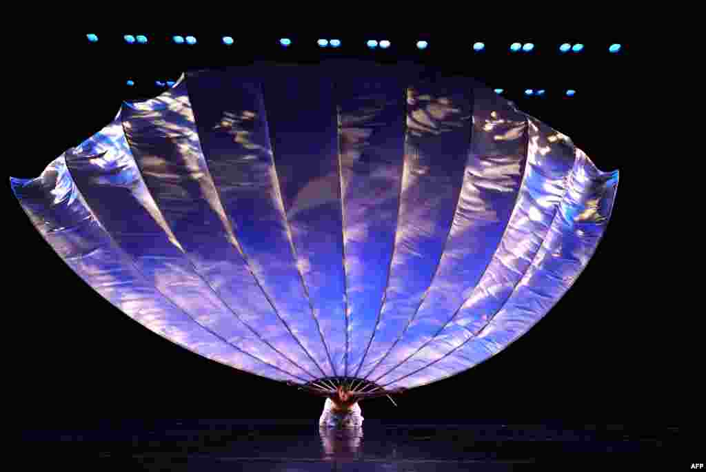 Dancer Jonathan Eden from MOMIX performs a scene from Botanica's 'Man Fan' during a dress rehearsal before opening night at the Joyce Theater in New York.