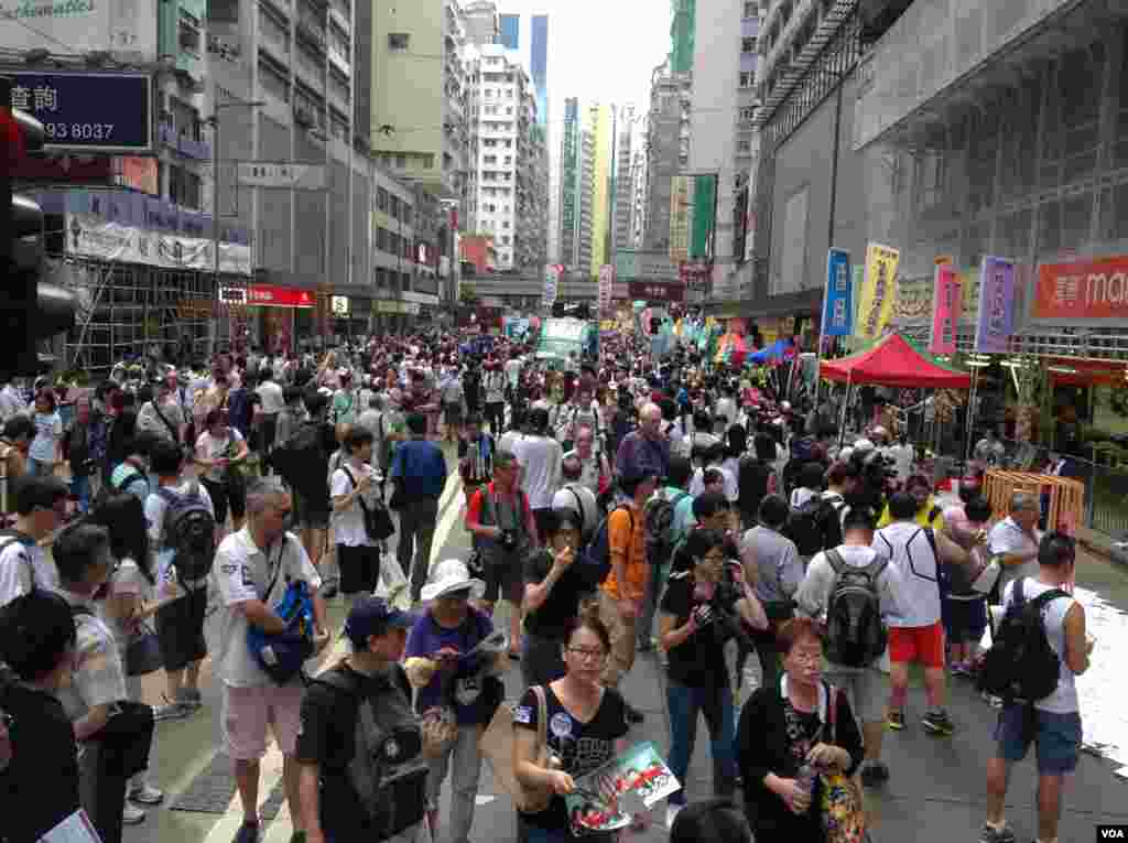 香港学生预演占领中环 (美国之音海彦拍摄)