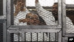 穆斯林兄弟會的領導人穆罕默德·巴迪和其他13名被告在審判庭上。（資料圖片）