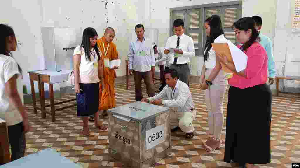 ក្រុមមន្ត្រីរៀបចំការបោះឆ្នោត បានប្រមូល និងរាប់សន្លឹកឆ្នោត នៅការិយាល័យបោះឆ្នោតក្នុងសាលាបឋមសិក្សាស្លាកែត នៅថ្ងៃទី៤ ខែមិថុនា ឆ្នាំ២០១៧។ (អ៊ិត សូធឿត/VOA)
