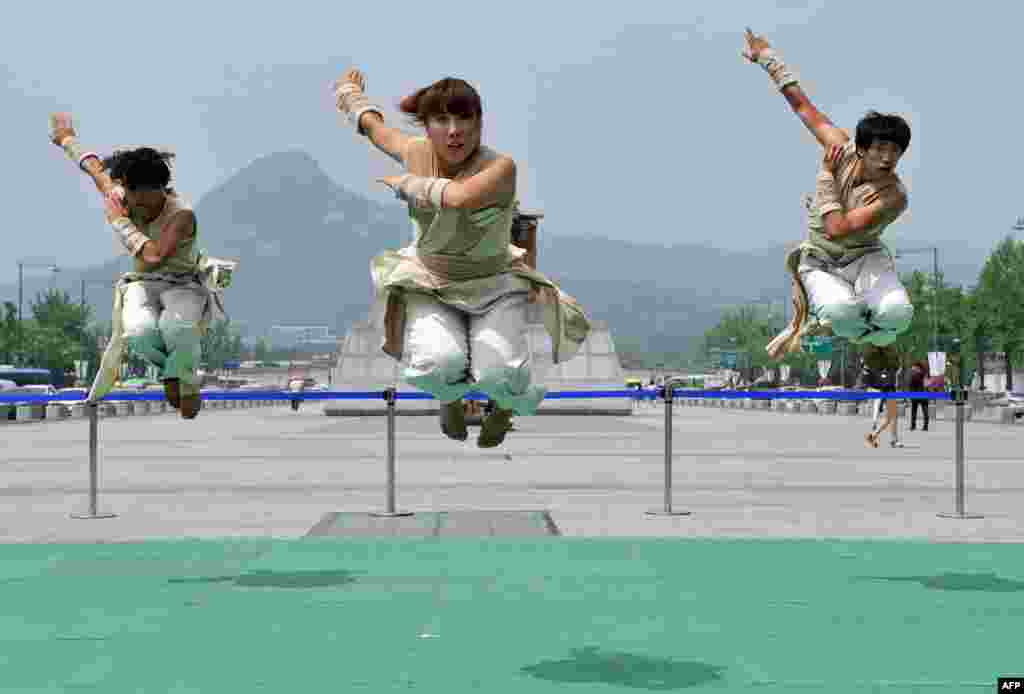 Južnokorejski taekvandoisti u jednom trenutku &quot;pokazne vježbe,&quot; jedne od turističkih atrakcija u Seulu.