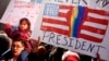 معترضان با پلاکاردهایی با شعار «او رئیس جمهوری من نیست» در نیویورک