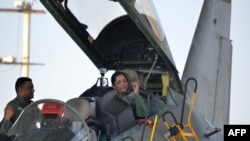 بھارتی وزیرِ دفاع نرملا سیتا رامن بھارتی فضائیہ کے دورے کے دوران ایک جنگی طیارے کا معائنہ کر رہی ہیں۔ (فائل فوٹو)