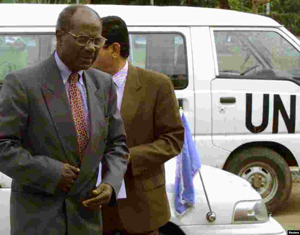 Issa Diallo, chefe das Nações Unidas em Angola, deixa o país em 1999, depois de a organização falhar em trazer a paz à nação