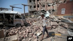Un homme inspecte les décombres après une frappe aérienne de la coalition dirigée par l'Arabie saoudite à Sanaa, au Yémen, le 4 février 2018.