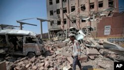 Après des frappes aériennes de la coalition menée par l'Arabie saoudite, Sanaa, Yémen, le 4 février 2018.
