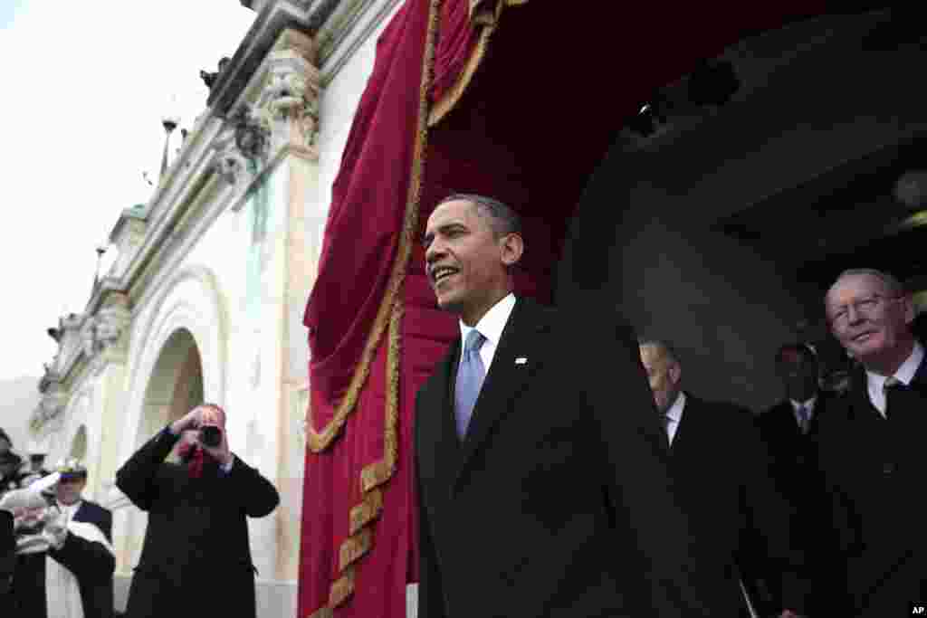 2013年1月21日，美国总统奥巴马抵达华盛顿国会山大厦西面参加第57届美国总统宣誓就职典礼。