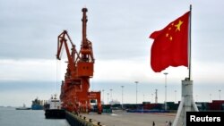 Bendera nasional China di pelabuhan Beihai, provinsi Guangxi, China, 17 Juni 2017. (REUTERS/Stringer)