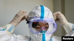 Một bác sĩ mặc đồ bảo hộ trước khi bước vào khu cách ly của bệnh viện sau đợt bùng phát dịch coronavirus ở Vũ Hán, Hồ Bắc, Trung Quốc. 
