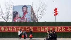 河南省蘭考縣一所學校樓側面的巨型圖像顯示戴紅領巾的中共領導人習近平