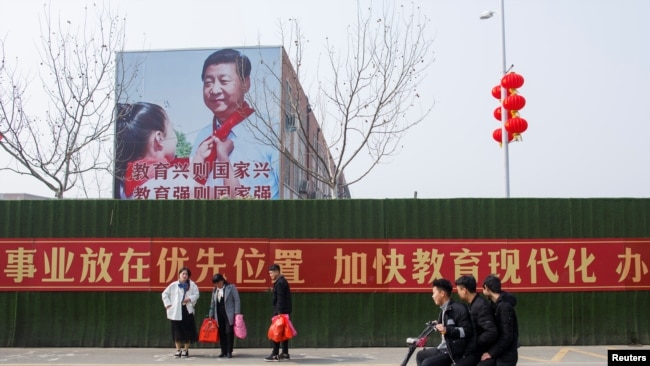 河南省兰考县一所学校楼侧面的巨型图像显示戴红领巾的中共领导人习近平。