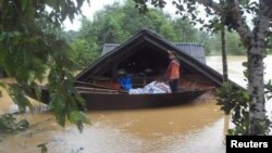 La estación de tifones en Vietnam por lo general comienza en mayo y concluye en octubre en las regiones del centro y norte del país, mientras que en el sur entre noviembre y abril, según la oficina meteorológica.