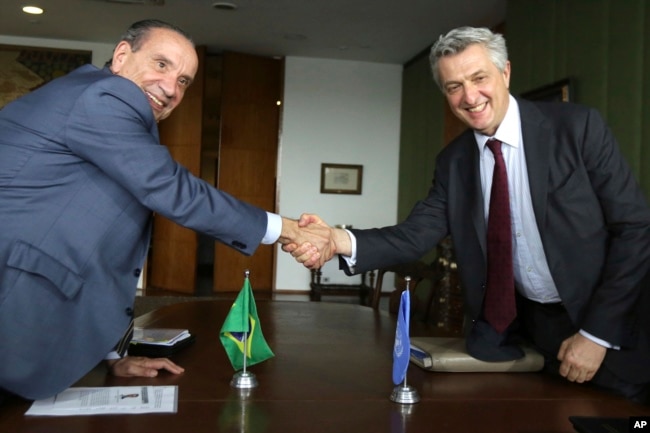 Filippo Grandi, alto comisionado de las Naciones Unidas para los Refugiados, derecha, posa con el canciller de Brasil, Aloysio Nunes, después de la Reunión Consultiva Latinoamericana y Caribeña para el Pacto Mundial de Refugiados en Brasilia, Brasil, el lunes 19 de febrero de 2018.