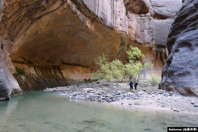 Hikers in The Narrows